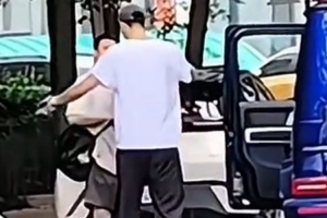 火狐电竞官方网站-再见就是对手了！近日有球迷拍到 张镇麟与赵继伟在街头拥抱告别