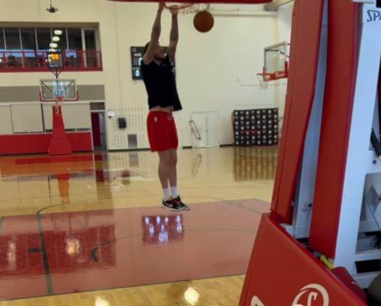 鲍尔逐步恢复动态训练 本赛季能否复出仍然存疑