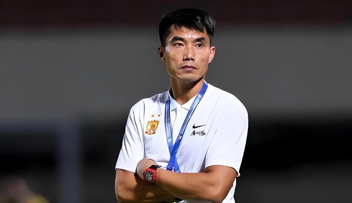 火狐电竞-郑智本赛季带领青岛西海岸的成绩，能否超越邵佳一，引发热议